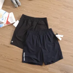 Luxus-Shorts von Salomon mit schwarzem Logo