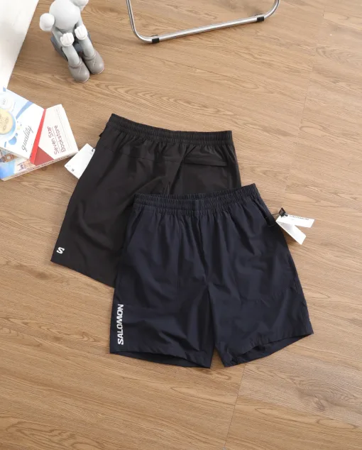 Luxus-Shorts von Salomon mit schwarzem Logo