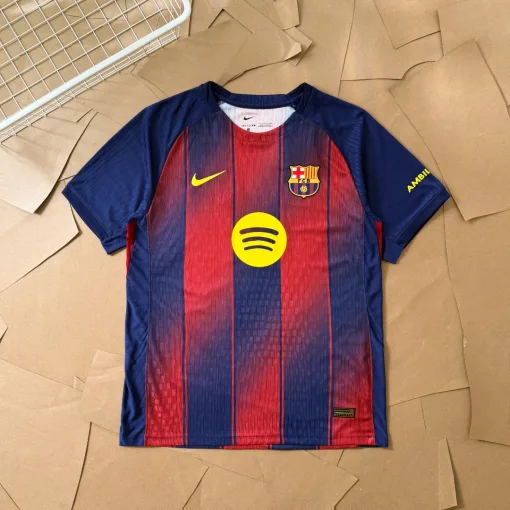 Premium Nike Kurzarm-Trikot in Rot, klassischer Luxus