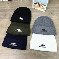 Hochwertiger Balenciaga Hut im Grau-Stil