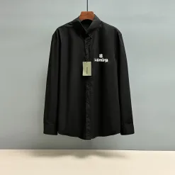 Luxuriöse Balenciaga-Hemden im Printstil